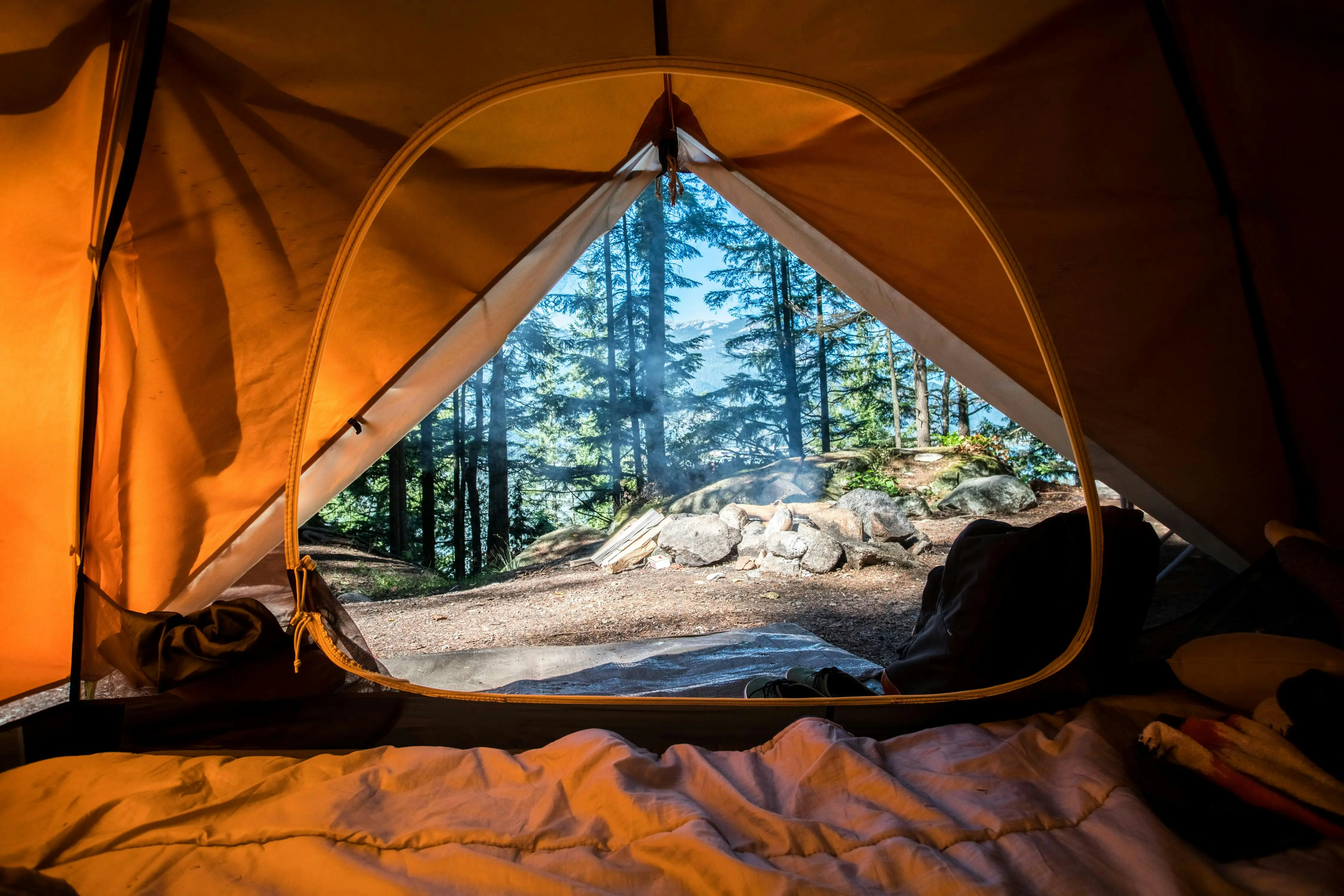 How to Build a Light Outdoor Gear Kit Without Overpacking